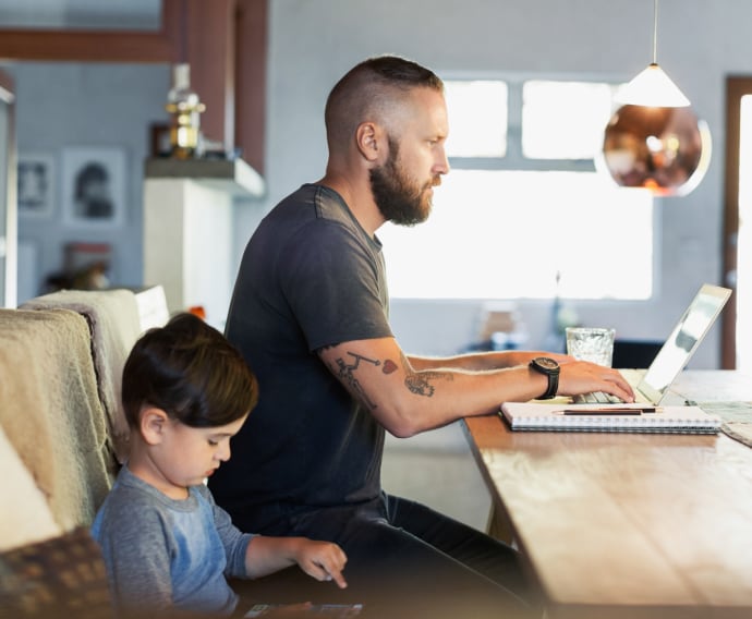 Père et fils utilisant des technologies.