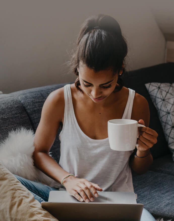Fille sur un canapé