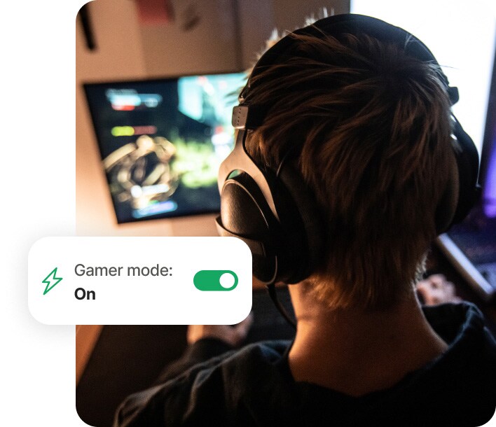 Garçon jouant à un jeu sur son ordinateur avec Norton 360 for Gamers.