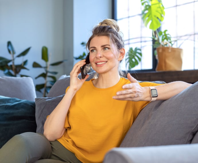 Femmes qui se détendent à la maison.