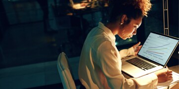 Femme assise devant un ordinateur portable