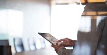 Une personne qui utilise une tablette